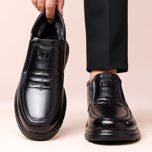 Zapatos de algodón de invierno con suela gruesa para hombre, botas informales antideslizantes impermeables negras para padres de mediana edad y mayores - Product Image 3