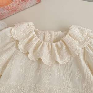 Nouvel ensemble deux pièces doux pour bébé fille, collection Printemps 2026 : T-shirt à manches longues avec col en dentelle et <span class=keywords><strong>jean</strong></span> - Product Image 3