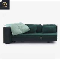 Ensemble de canapés en tissu de luxe italien au design artistique, modulaire et détachable pour un salon.