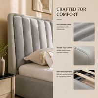 Lit moderne écologique rembourré en tissu gris avec cadre en bois et tête de lit à cannelures verticales