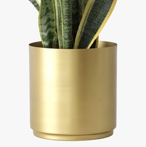 Pot de fleurs en métal finition or de luxe, fournisseur indien, pour salon, hall d'hôtel et décoration commerciale, disponible à la vente - Product Image 1