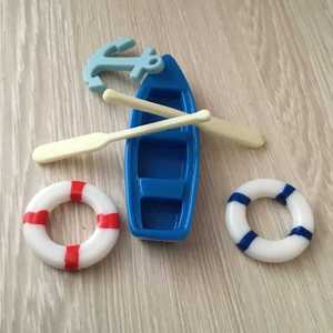 Petit bateau avec rames et bouées de sauvetage, ornements décoratifs en plastique pour paysage marin, fournitures artisanales DIY - Product Image 1