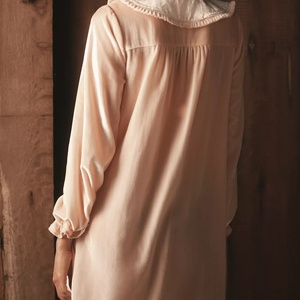 เดรสเชิ้ตผ้าเดนิมปักลายดอกไม้แบบโปร่งสบายๆ สไตล์ลำลอง สำหรับฤดูร้อน เป็นมิตรกับสิ่งแวดล้อม ระบายอากาศได้ดี ความยาวปานกลาง - Product Image 2