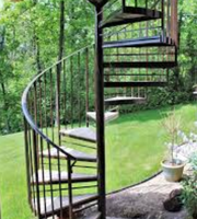 Escalier hélicoïdal extérieur gain de place créant une entrée majestueuse pour votre jardin