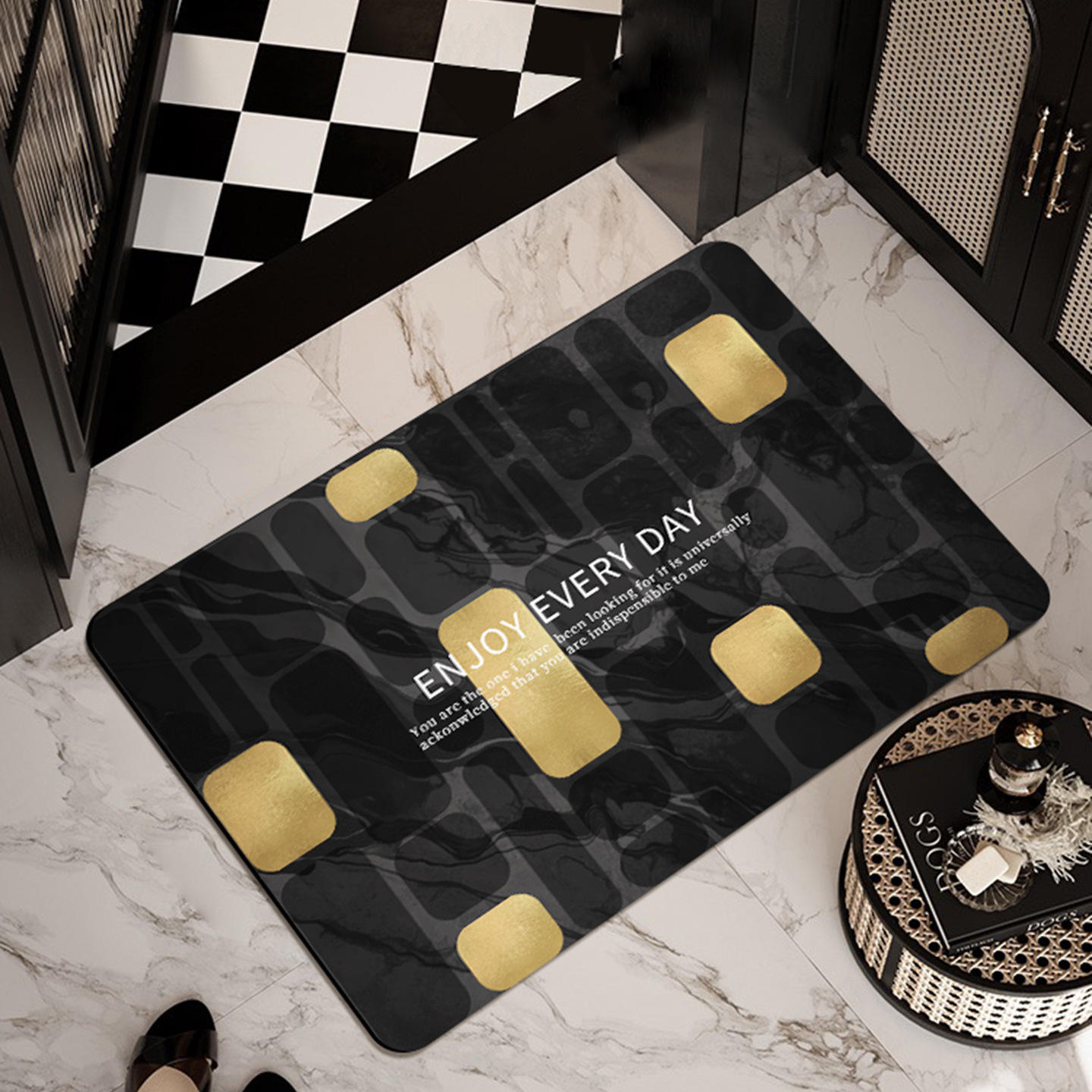 Patrones negros y dorados.