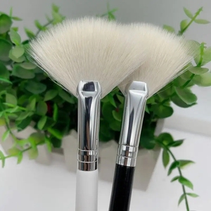 <span class=keywords><strong>Pinceau</strong></span> <span class=keywords><strong>Éventail</strong></span> en Poils de Chèvre avec Manche en Bois pour <span class=keywords><strong>Maquillage</strong></span>, Traitement Acide Glycolique Facial, <span class=keywords><strong>Pinceau</strong></span> <span class=keywords><strong>Éventail</strong></span> pour Peeling Cutané, pour Illuminateur et Fard à Joues - Product Image 3