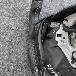 Volant de voiture sport en cuir perforé personnalisé en fibre de carbone pour <span class=keywords><strong>BMW</strong></span> E90 E91 E92 E93 M3 Série 3 328i 330i 335d Série 1 <span class=keywords><strong>135i</strong></span> - Product Image 2