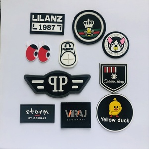 Écussons en caoutchouc souple personnalisés avec logo 3D en relief, étiquettes en PVC - Product Image 3