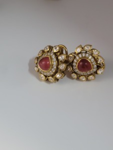 Pendientes de rubí rojo Polki hechos a mano |   Pendientes Florales de Kundan con Baño de Oro y Circonitas para Mujer - Product Image 3