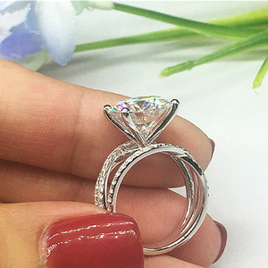 Anello da Donna con Design a Croce a Quattro Punte, Elegante Accento in Pietra, Gioiello Romantico alla Moda, Regalo per Lei - Product Image 4