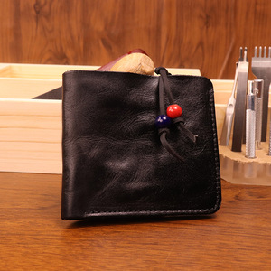 Portefeuille en cuir d'inspiration vintage pour hommes et femmes avec accès facile et rangement organisé pour cartes - Product Image 1