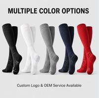 Chaussettes de sport mi-hautes OEM en polyester et nylon, chaussettes de compression tricotées, chaussettes rembourrées pour le football et la course à pied, logo personnalisé