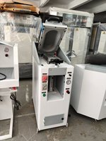 Presse pneumatique à tête unique pour semelles de chaussures, équipement de fabrication de chaussures pour l'assemblage des semelles, machine à presser les semelles de chaussures