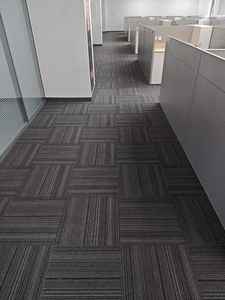 Dalles de moquette modulaires en polypropylène avec support en PVC pour zones commerciales à fort <span class=keywords><strong>trafic</strong></span>. - Product Image 1