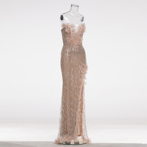 Pezzo di Alta Moda Dove le Texture Morbide Convertono la Forza Attraverso l'Imperfezione Intenzionata - Product Image 3