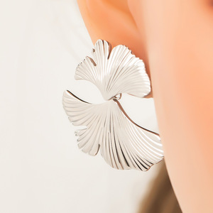 ต่างหูแบบติดหู ดีไซน์ใบแปะก๊วยประดับมุก วัสดุสแตนเลส สำหรับผู้หญิง เครื่องประดับแฟชั่น ของขวัญ - Product Image 3