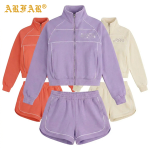 Ensemble de survêtement 2 pièces pour femme avec strass thermocollants, veste zippée intégrale et short de sport/jogging, personnalisable avec passepoil blanc contrastant - Product Image 2