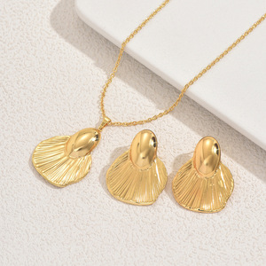Vente chaude 2025 nouveau gros de haute qualité Shell Design or Design collier et boucles d'oreilles Combo pour les événements de mariage - Product Image 4