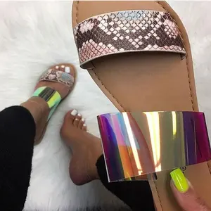 Terbaru Desain Wanita Musim Panas Wanita Sandal Slide Round Toe PVC Tow Strap Flat Sandal