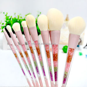 Pinceaux de maquillage végétaliens à poils roses scintillants et glamour Ensemble de pinceaux de maquillage en poudre pastel arc-en-ciel à poignée irisée - Product Image 5