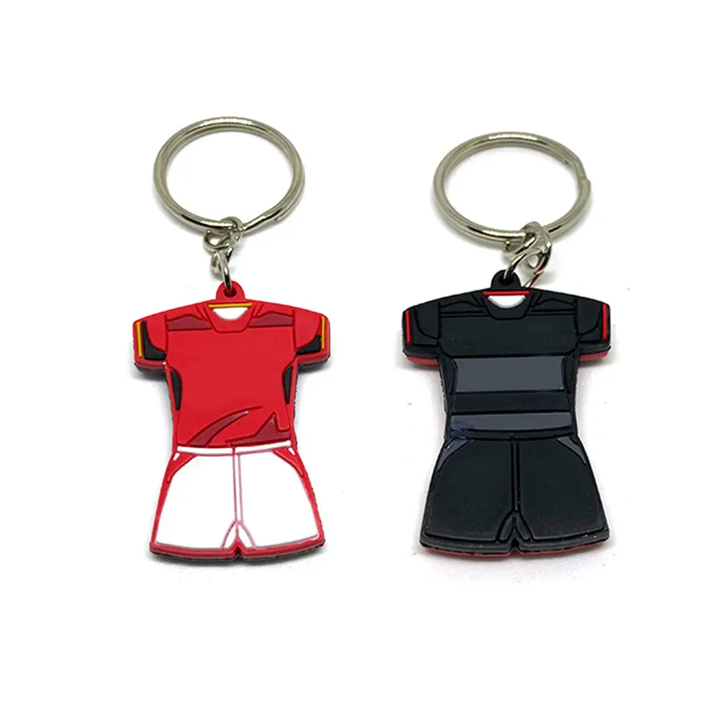Großhandel günstiger Sammel-Anbieter Gummi 3d Fußballtrikot Mode-Logo Fußball-Pvc-Schlüsselanhänger zu Werbezwecken