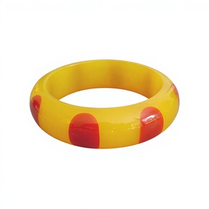 Juego de Brazaletes de Resina Acrílica Amarilla de Lujo 2026, Diseño Moderno y Elegante con Patrón de Puntos Rojos y Negros, Joyería Unisex de Moda - Product Image 5