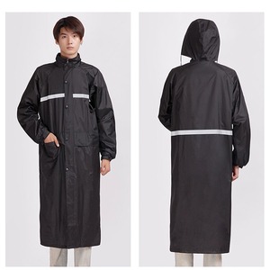 Vente en gros de ponchos de pluie longs noirs personnalisés avec logo imprimé, en tissu Oxford imperméable, pour le travail en extérieur et l'assainissement - Product Image 1