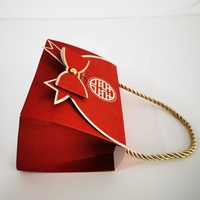 Mini boîte cadeau de mariage en origami rouge pour bonbons, chocolats, friandises, élégante en cuir et papier avec un design gaufré en feuille UV