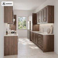 Ensemble de meubles de cuisine sur mesure, portes en bois massif classiques, aménagement en U et tiroirs à fermeture amortie, structure en MDF