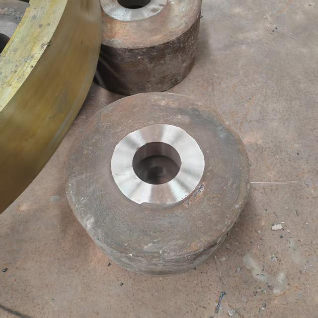 Forging Ore Mining Roller Crusher Parts for Raymond Mill MN13CR2/MN18CR2 Material Mine Machine Components