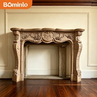 Manteau de cheminée en marbre sculpté de style rococo avec étagère festonnée et motif de chérubin en cartouche ovale pour villa de grande période et hôtel de luxe