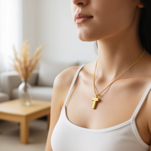 Collana con Ciondolo a Forma di Lettera T in Acciaio Inossidabile Angelina, Placcata Oro con Catena a Serpente, Gioiello Minimalista Unisex per Uso Quotidiano, Idea Regalo - Product Image 3