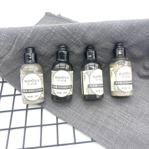 Ensemble de gel douche personnalisable pour mini hôtel Articles de toilette écologiques jetables Mini shampooing en plastique avec logo personnalisé - Product Image 1