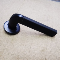 Poignée/serrure de porte en cuir en acier inoxydable Poignée de porte intérieure en cuir élégante Poignées de levier de porte modernes expédiées rapidement