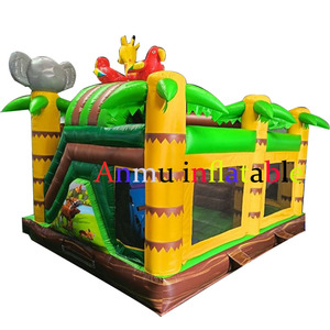 Le château gonflable de Safari World, adoré des enfants, avec des décorations d'entrée en forme de girafes et d'éléphants. - Product Image 3