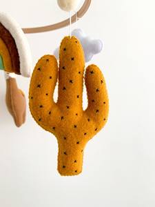 Se vende preciosa cuna de peluche de fieltro hecha a mano, color personalizado, móvil con anillo de madera - Product Image 3