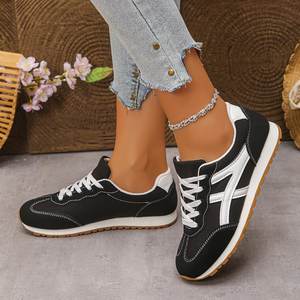 Chaussures de sport décontractées rétro bicolores noir et blanc avec lacets pour un port respirant au quotidien - Product Image 2