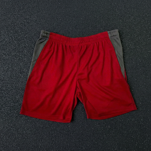 Shorts de sport pour homme NIMO, rouge, longueur genou, avec bande latérale grise, séchage rapide, taille élastique, tissu tricoté en polyester - Product Image 2