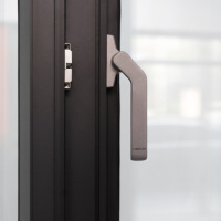 Sistema de Ventanas Abatibles de Aluminio con Doble Acristalamiento Low-E, Eficiencia Energética, Moderno, con Malla de Acero Inoxidable y Drenaje Oculto