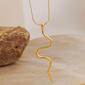 Cadena de acero inoxidable con colgante de serpiente para mujer, accesorios de PVD de 18K impermeables de moda en el cuello, joyería femenina de moda - Product Image 3