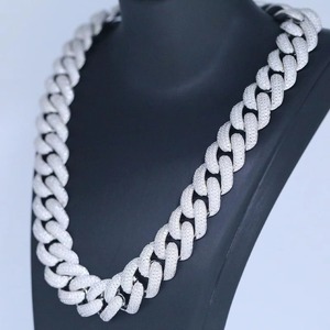 Offre Spéciale : Collier Chaîne Cubaine Iced Out Effet Diamant de Luxe – Bijou Hip Hop Idéal pour les Fêtes, Disponible à la Vente - Product Image 4