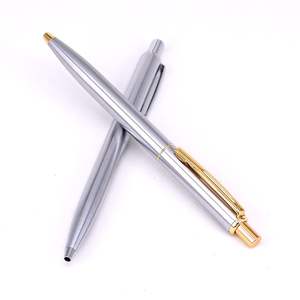 ปากกาลูกลื่นโลหะแบบกดคุณภาพสูง หัวบอลแบบยืดหดได้ ปรับแต่งโลโก้ได้ ใช้ไส้ปากกา Parker หมึกสีน้ำเงิน/ดำ เหมาะสำหรับใช้ในสำนักงานและโรงเรียน - Product Image 1