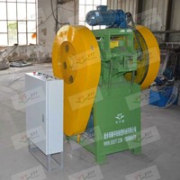 Machine de prétraitement pour la découpe de bandes de pneus usagés en blocs de caoutchouc