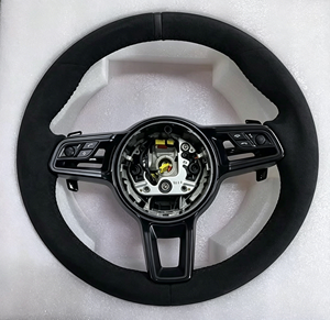 Volante Sportivo per <span class=keywords><strong>Porsche</strong></span> <span class=keywords><strong>918</strong></span> <span class=keywords><strong>Spyder</strong></span> e 718 GT4 RS con Finiture in Carbonio, Accessorio Auto Aftermarket Molto Richiesto - Product Image 2