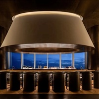 Ensemble de bar moderne de luxe avec tabourets en cuir vert et comptoir en bois massif incurvé pour utilisation en restaurant