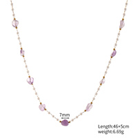 Pendentif papillon ajouré en pierre naturelle irrégulière multicolore (bleu, vert, violet) avec perles en acier inoxydable et plaqué or 14 carats – Tendance et mignon