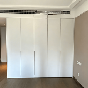 Armario Empotrado <span class=keywords><strong>de</strong></span> Lujo <span class=keywords><strong>de</strong></span> Piso <span class=keywords><strong>a</strong></span> <span class=keywords><strong>Techo</strong></span> con Paneles Blancos, Puertas <span class=keywords><strong>de</strong></span> Vidrio Bronce, Tiradores Dorados Pulidos e Iluminación LED Integrada - Product Image 6