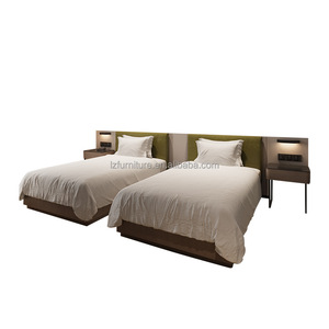 Juego de Muebles de Dormitorio para Hotel de 3 Estrellas, Fabricación Personalizada OEM ODM, Camas Dobles de Madera con Cabecera y Mesita de Noche para Proyectos Hoteleros FF&E - Product Image 4