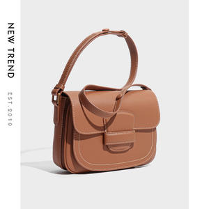 Bolso Bandolera de Cuero Genuino para Mujer, con Correa Única y Cierre Abierto, Personalizable, con Forro de Poliéster - Product Image 2