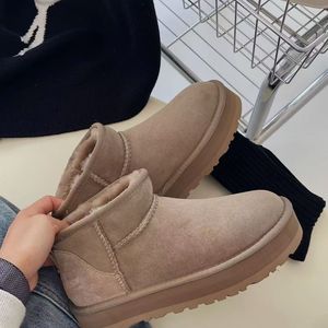 Nuevas Botas de Nieve de Diseño, Forradas de Terciopelo Grueso, Cálidas e Impermeables, Botas de Invierno con Plataforma, Parte Superior de Cuero, Aumentan la Altura - Product Image 6